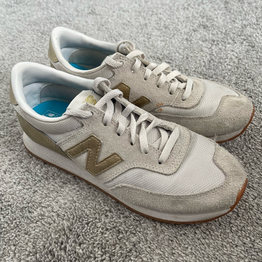 New Balance gold sneaker women’s SIZE 7